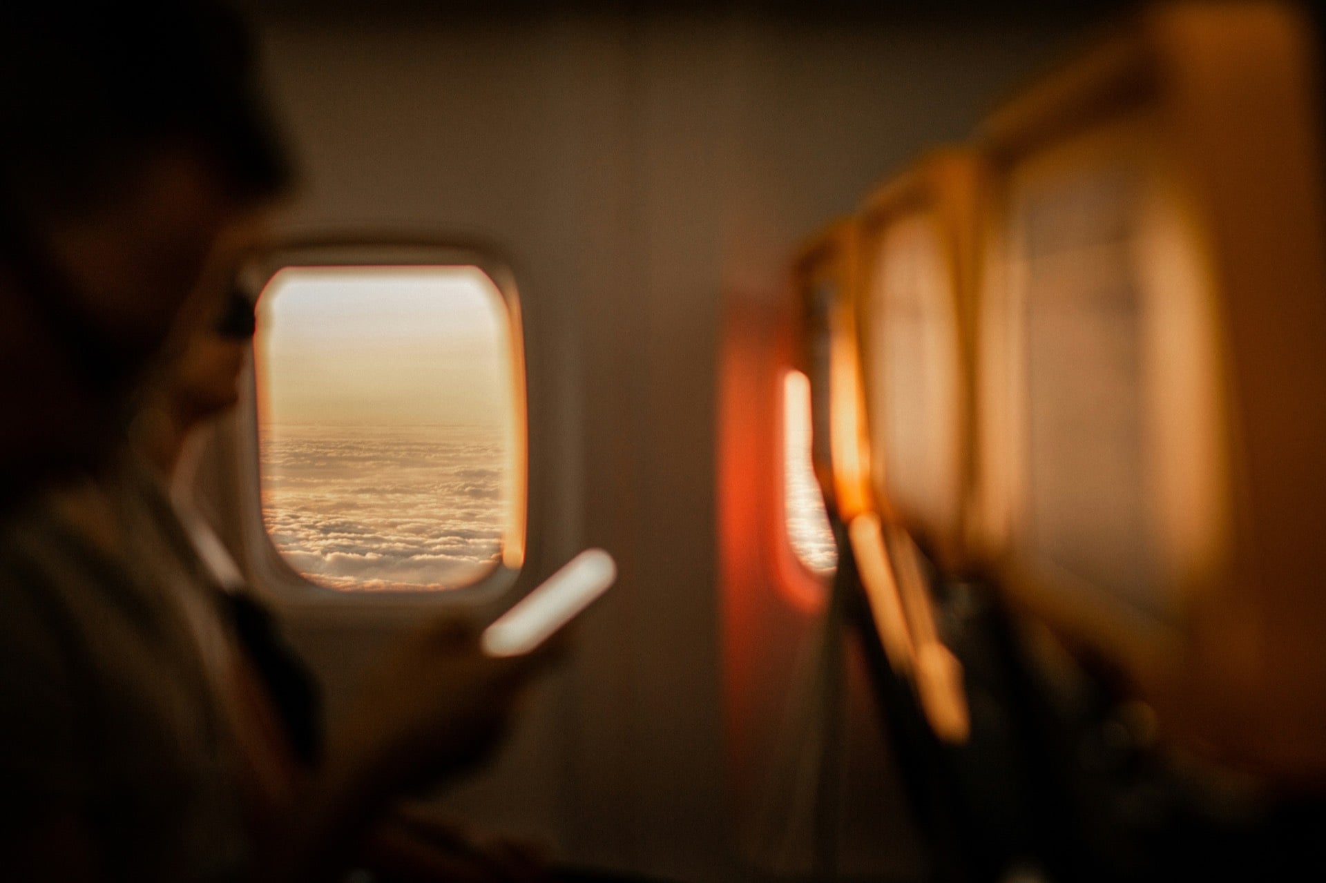 Viajera protegida con seguro de viaje