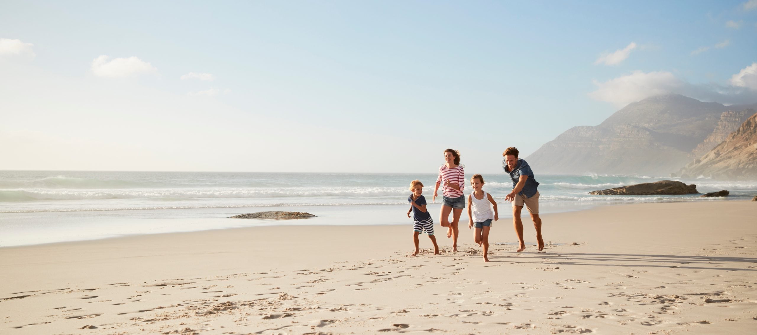 Familia de viaje en verano con seguro internacional